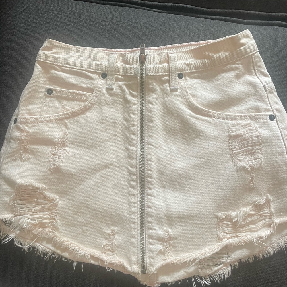Light pink denim skirt. Working Zipper down the front